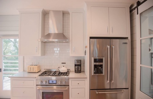 Clayton Cabin | New- Designer, 3/3 cottage, fenced yard d'town one street off Main