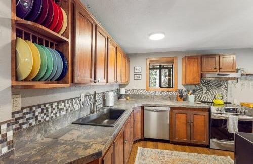 McCall House | New! Dew Drop Inn - Pet Friendly, 5-min walk to river access