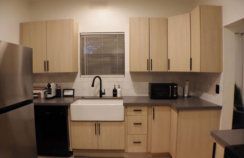 Hilltop House | NEW Dove’s Den: 2BD Modern Comfort & Charm