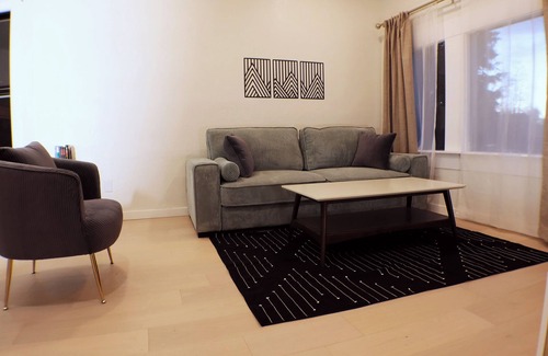 Hilltop House | NEW Dove’s Den: 2BD Modern Comfort & Charm