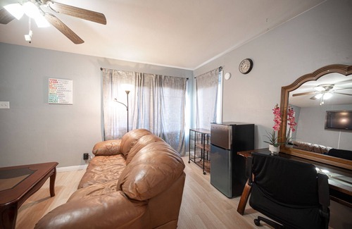 Downtown Las Vegas House | *NEW* Downtown 2 bedroom house w/backyard