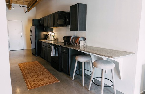Downtown Memphis Apartment | NEW Downtown Apartment w/Free Parking! Walk to Orpheum, Fedex Forum, and Beale!