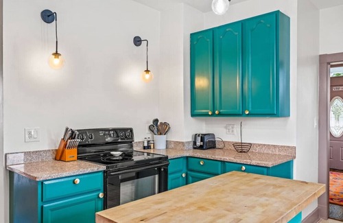 Luray House | *NEW* Downtown Darling - walk to Shops+Dining+Brewery