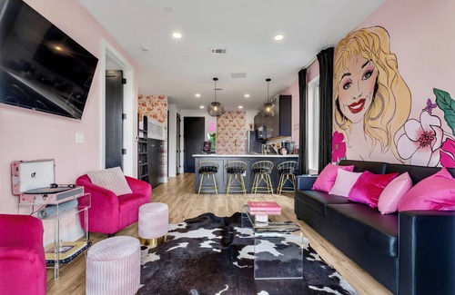 Nashville Condo | NEW! Downtown Dolly! 5min./1.3 miles to Broadway/Free Parking/Rooftop Lounge!