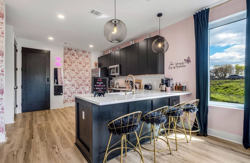 Nashville Condo | NEW! Downtown Dolly! 5min./1.3 miles to Broadway/Free Parking/Rooftop Lounge!
