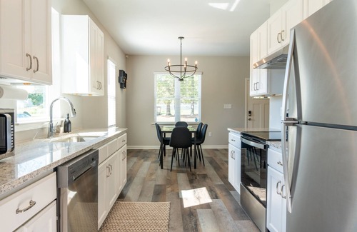 Durham House | NEW! Duke~King Bed~Speakeasy Hideout