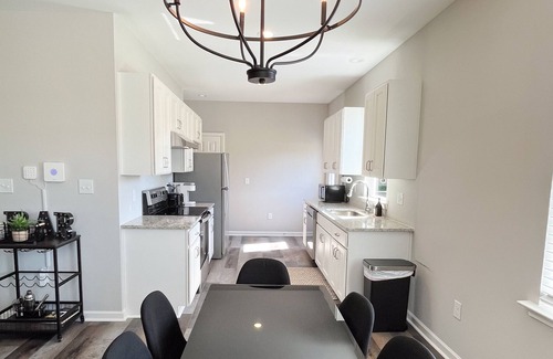 Durham House | NEW! Duke~King Bed~Speakeasy Hideout