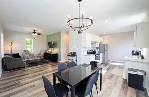 Durham House | NEW! Duke~King Bed~Speakeasy Hideout
