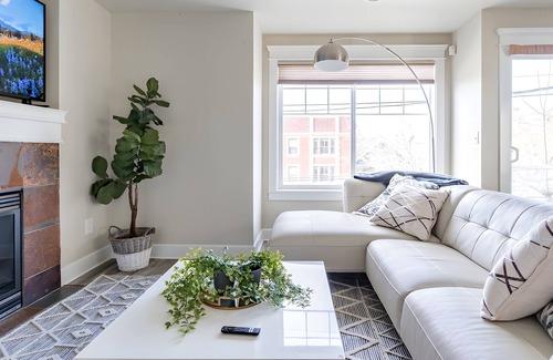 Eastlake House | NEW! Eastlake 3 br | fast wifi and views!| Sophari
