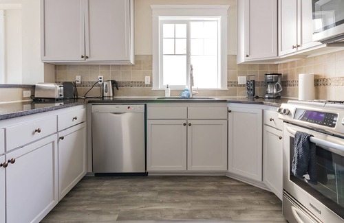Eastlake House | NEW! Eastlake 3 br | fast wifi and views!| Sophari