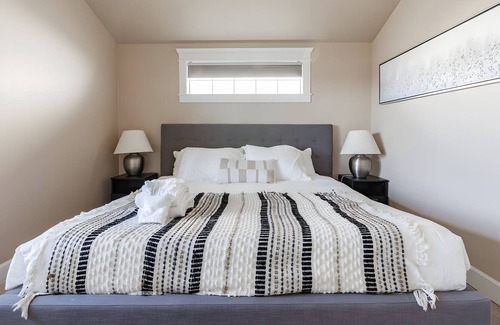 Eastlake House | NEW! Eastlake 3 br | fast wifi and views!| Sophari