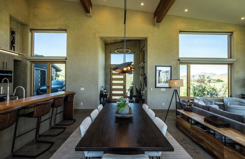 Hailey House | New eco mountain 3 Bd dazzler with AMAZING views, hot tub, sauna, living roof!
