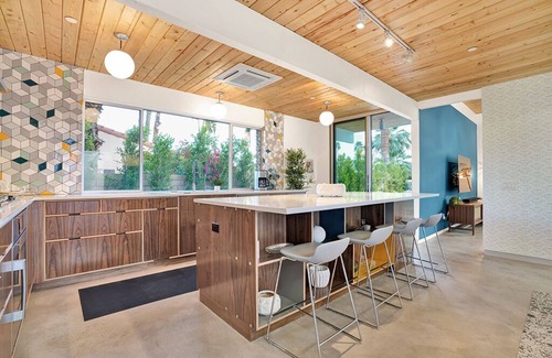 Tahquitz River Estates House | NEW Eichler Post&Beam 5BR + Saltwater Pool/Spa & Mtn Views! HGTV star designed!