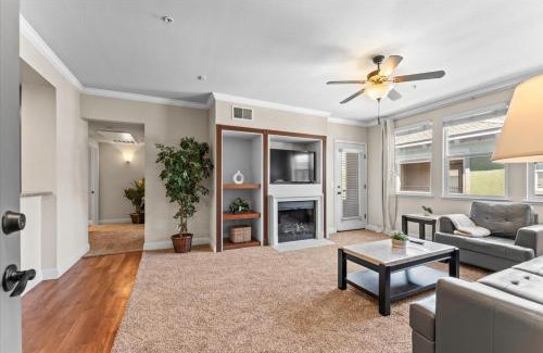 Reno/Tahoe Airport Apartment | New Elegant 1BR Retreat Heated Pool Gym & Sauna
