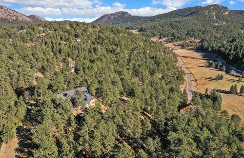 Evergreen House | New. Elk House, Panoramic Views, Hot tub.