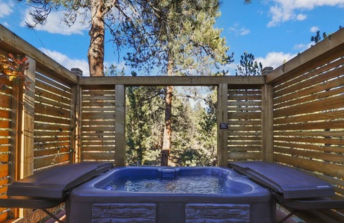 Evergreen House | New. Elk House, Panoramic Views, Hot tub.