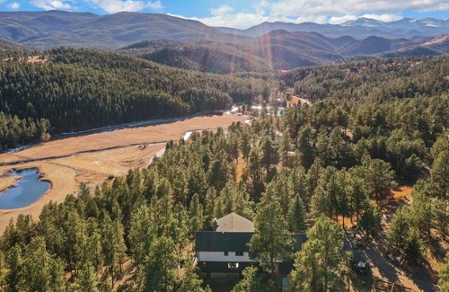 Evergreen House | New. Elk House, Panoramic Views, Hot tub.