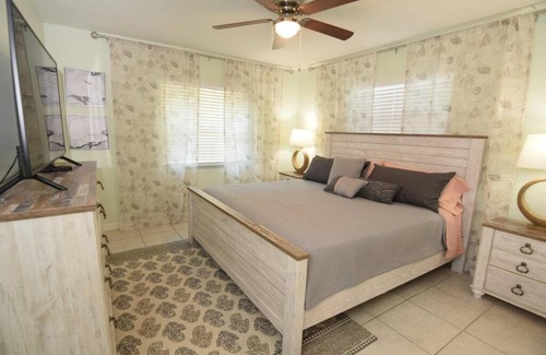 Gulf Gate Estates House | New England 3bd 2bt Home Heated Pool Close to Siesta
