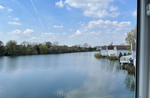 South Cerney House | New England style lakeside living in the Cotswold Water Park. Pet friendly.