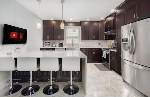 Quincy House | New England Traditional x Modern, 5 Bedrooms, Office, 8ppl