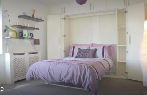 East Acton Apartment | "New entire flat Zone2 - 20min to Central"