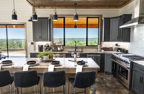 Broken Bow House | New Epic Mountain Top Cabin/Stargazer's Dream/Families or Weddings/Hot Tub