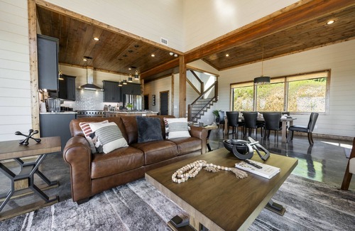 Broken Bow House | New Epic Mountain Top Cabin/Stargazer's Dream/Families or Weddings/Hot Tub