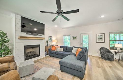 Bella Vista House | New Everything! Comfy Home with Deck and Trail Access!