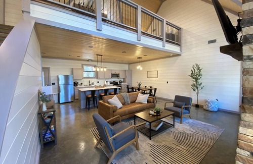 Broken Bow Cabin | New Family Cabin/Foosball/Hot Tub/Fire Pit/Fireplace/50+ Classic Game Console