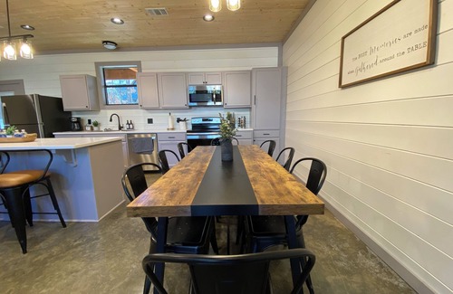 Broken Bow Cabin | New Family Cabin/Foosball/Hot Tub/Fire Pit/Fireplace/50+ Classic Game Console