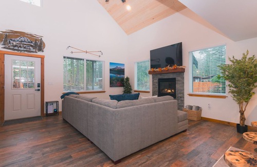 Ashford Cabin | New! Family Cabin w/Solo Stove Firepit, EV & Spa!