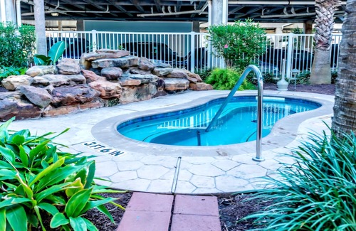Galveston Condo | NEW Family Friendly, Beachfront Condo w/Private Access to the Beach