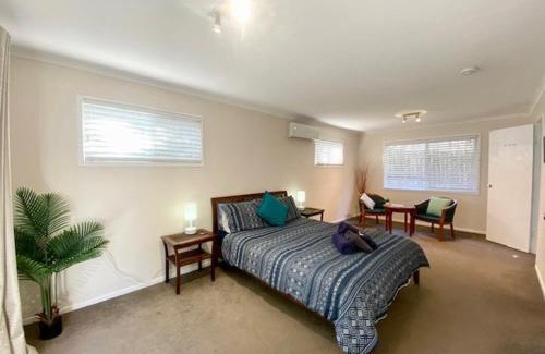 New Farm House | New Farm Home - Relaxing Private City Retreat - Sleeps 6