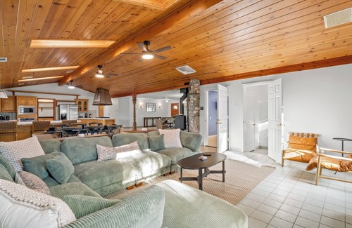 Ahwahnee House | NEW - Fire pit - Game room - Sleeps 14 - 40 acres