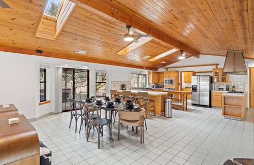 Ahwahnee House | NEW - Fire pit - Game room - Sleeps 14 - 40 acres