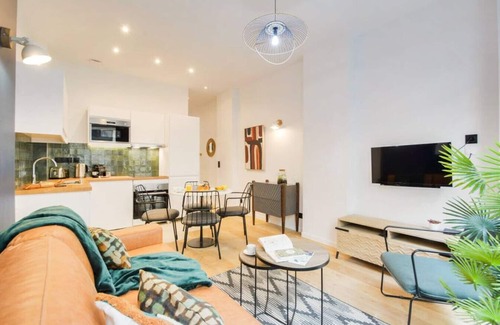 Porte-Saint-Martin Apartment | New flat, Central Paris Gare de Lyon République 3e