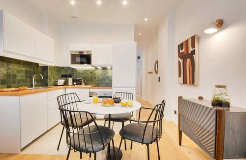 Porte-Saint-Martin Apartment | New flat, Central Paris Gare de Lyon République 3e