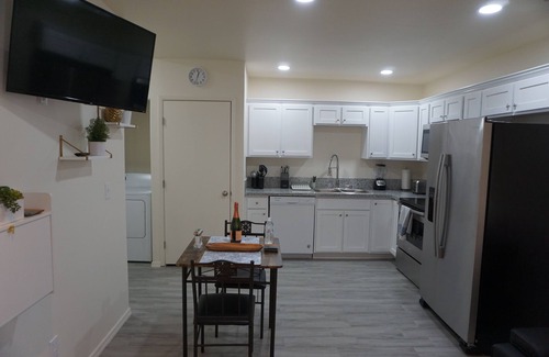 Sunrise Presidio Townhomes Apartment | New Foothills Private Studio w/garage and full kitchen