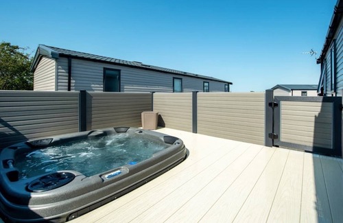 Blackford Ski Chalet | New for 2023. Contemporary 3 bedroom lodge at Green Meadows Country Park.