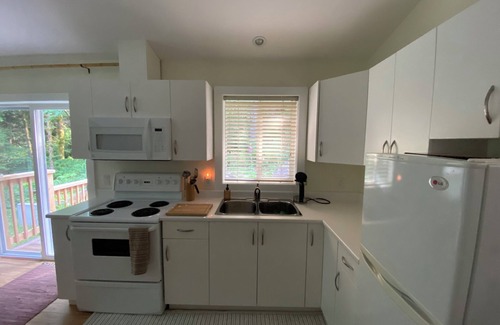Sooke House | New* Forest edge private suite, very clean, perfect for a couple. New King bed.
