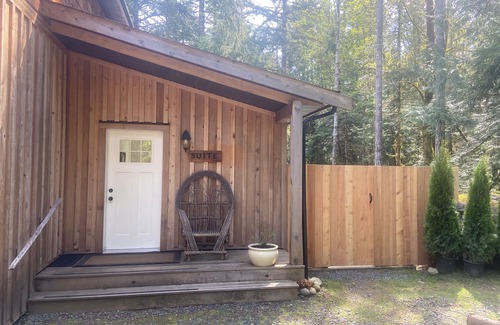 Sooke House | New* Forest edge private suite, very clean, perfect for a couple. New King bed.