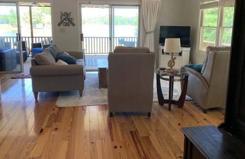 White Oak House | New,fully remodeled vacation hide-a-way ON LAKE Wateree,private dock,fenced yard