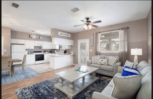 Kiska Beach House | New Furnishings, 30A restaurants, shopping, Screened Porch, 2 min. to beach!
