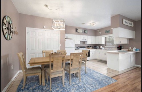 Kiska Beach House | New Furnishings, 30A restaurants, shopping, Screened Porch, 2 min. to beach!