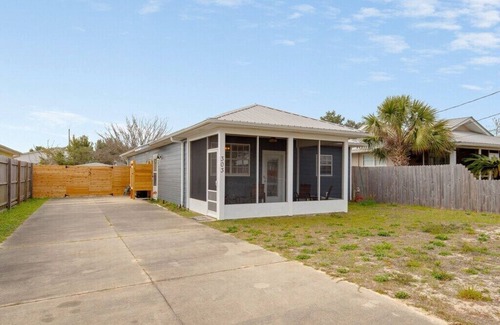 Kiska Beach House | New Furnishings, 30A restaurants, shopping, Screened Porch, 2 min. to beach!