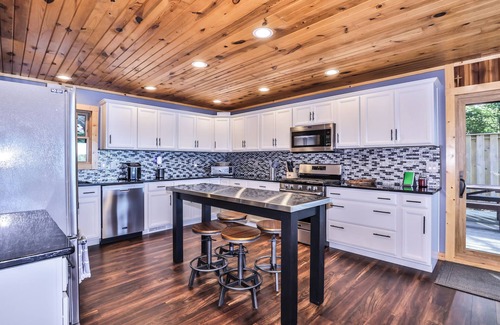 Rhinelander House | New! Gorgeous 8 bedroom home on Laura Lake!