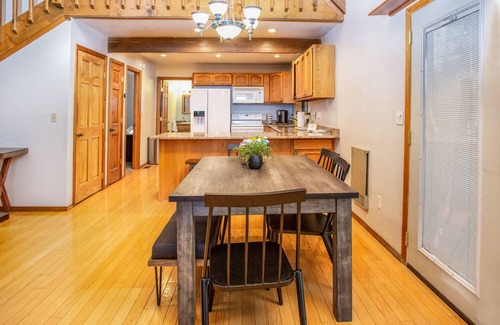 Munds Park Cabin | NEW! Gorgeous Pinewood Treehouse Chalet!