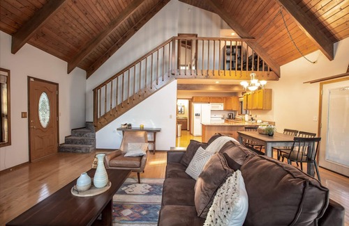 Munds Park Cabin | NEW! Gorgeous Pinewood Treehouse Chalet!