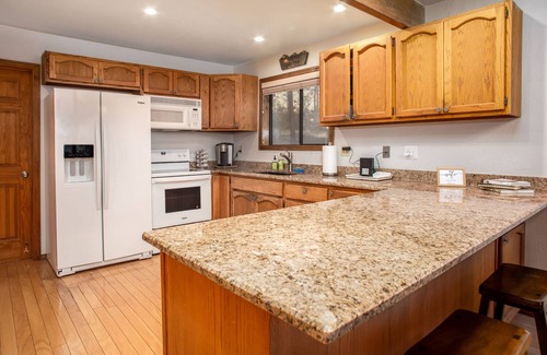 Munds Park Cabin | NEW! Gorgeous Pinewood Treehouse Chalet!