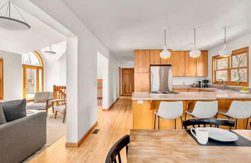 Saugerties House | NEW! Gorgeous spacious family escape with Pool & Mountain views